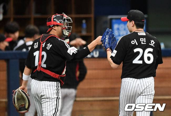 [OSEN=고척, 이대선 기자] 키움 히어로즈가 16일 서울 고척스카이돔에서 2021 시즌을 앞두고 LG 트윈스와 연습경기를 가졌다.3회말 2사 3루에서 LG 이민호가 키움 서건창을 땅볼로 처리하며 더그아웃으로 가며 포수 김재성과 하이파이브를 하고 있다. /sunday@osen.co.kr