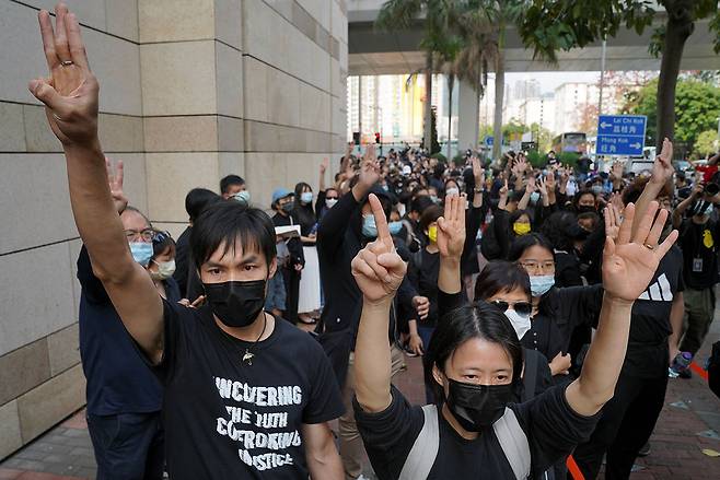 ⓒREUTERS3월1일 홍콩 시위대가 국가 전복 혐의로 기소된 인사들의 석방을 요구하고 있다.