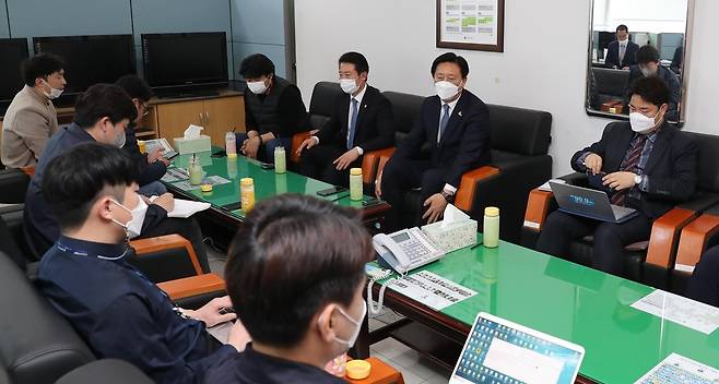 기자회견하는 김한종 전남도의회 의장 [전남도의회 제공]