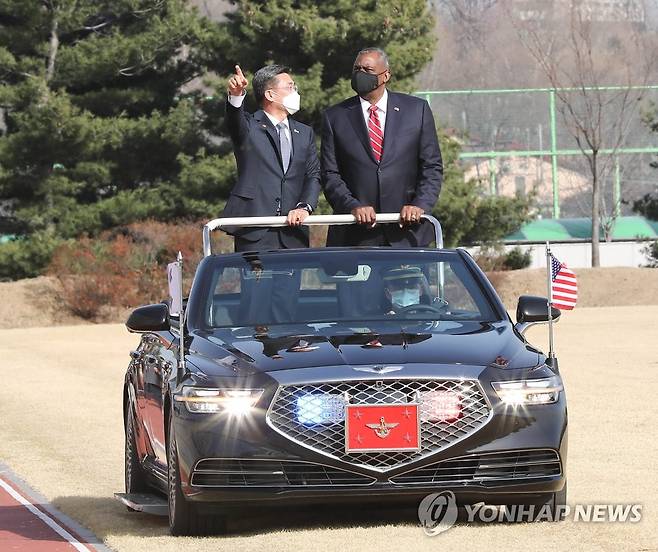 의장대 사열하는 서욱·오스틴 장관 (서울=연합뉴스) 서욱 국방부 장관(왼쪽)과 로이드 오스틴 미국 국방장관이 17일 오후 서울 용산구 국방부에서 국방부 의장대를 사열하고 있다. 2021.3.17 [사진공동취재단] photo@yna.co.kr