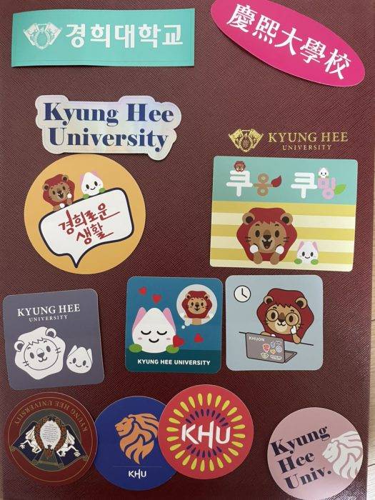 대학 마스코트·로고·상징색을 활용해 ‘굿즈’처럼 디자인한 경희대 입학 키트 스티커. (사진=네이버 블로그 나는민주(kmjwh127) 제공)