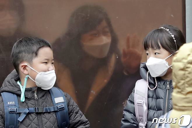 2021학년도 신학기 등교가 시작된 지난 2일 경기 수원 한 초등학교에서 신입생들이 교실에 들어가기 위해 대기하고 있다. 2021.3.2/뉴스1 © News1 조태형 기자