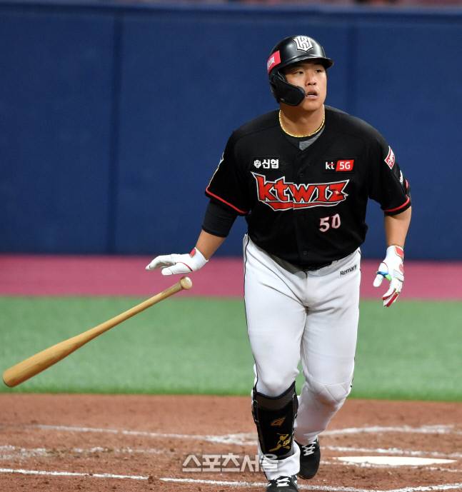 KT 4번 강백호가 17일 고척스카이돔에서 열린 KT와 키움의 연습경기 3회초 1사에서 키움 조쉬 스미스를 상대로 1점홈런을 터트린후 홈인하고 있다. 강백호는 1회에서 2루타를 터트리며 타격감을 뽐냈었다. 2021.03.17. 고척 | 강영조기자kanjo@sportsseoul.com