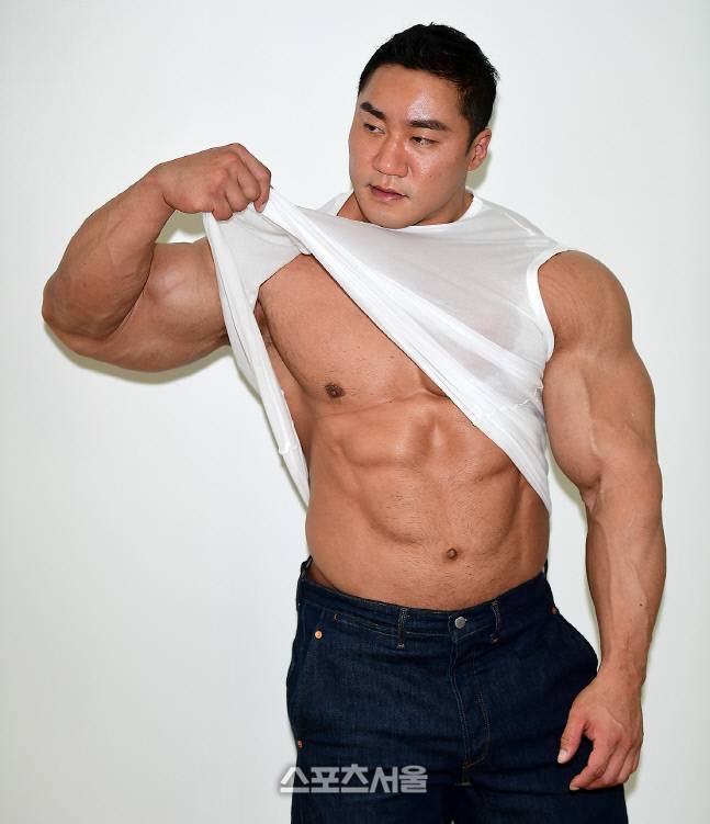 이승철이 맥스큐 4월호 커버촬영에서 엄청난 근육을 자랑하고 있다. 이주상기자 rainbow@sportsseoul.com
