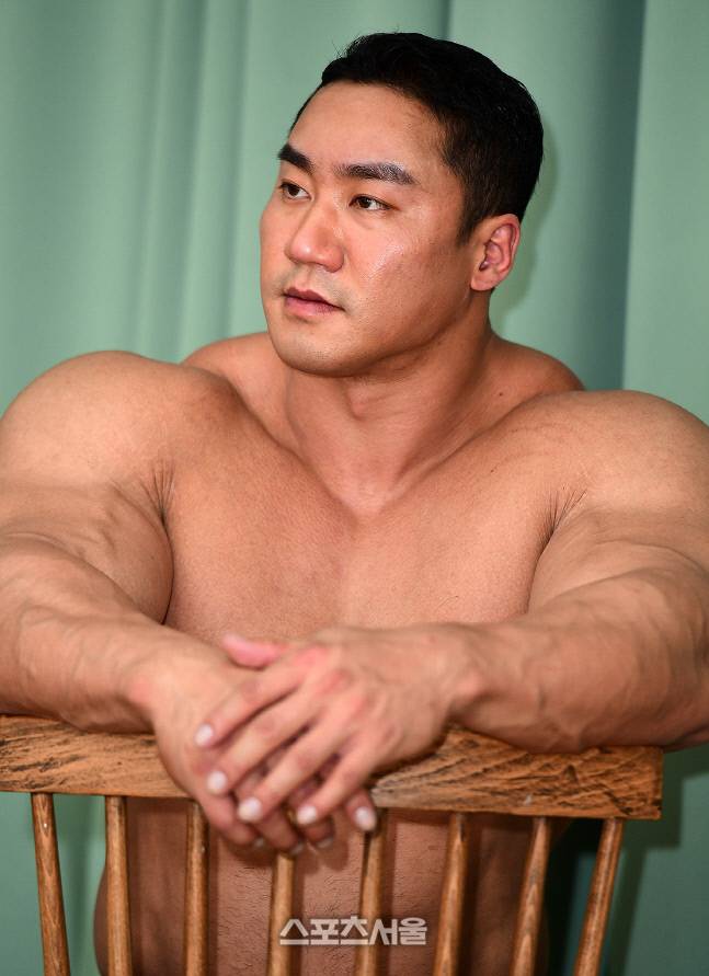 이승철이 맥스큐 4월호 커버촬영에서 엄청난 근육을 자랑하고 있다. 이주상기자 rainbow@sportsseoul.com