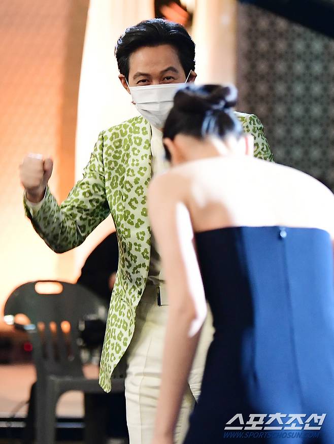 제41회 청룡영화상 시상식이 9일 오후 인천 파라다이스시티에서 열렸다. 여우조연상을 수상한 이솜이 이정재의 축하를 받고 있다. 인천=정재근 기자 cjg@sportschosun.com/2021.02.09/