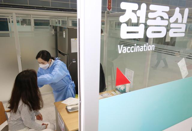 17일 오전 충남 천안시 서북구 실내테니스장에 마련된 예방접종센터에서 실시된 지역 예방접종센터 모의훈련에서 접종대상자가 백신을 접종받고 있다. 연합뉴스
