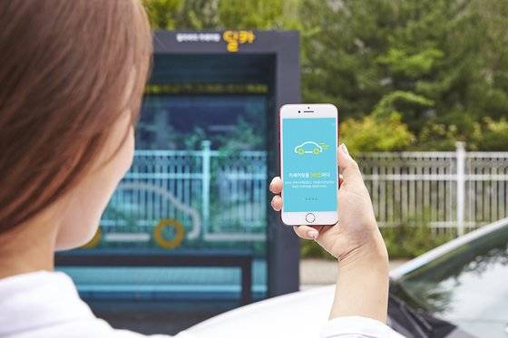 현대캐피탈의 카셰어링 서비스 ‘딜카’는 차량 수령과 반납에 들어가는 고객의 수고 및 이동시간·비용 등을 없앴다. 차량 배송과 반납을 담당하는 딜카맨이 직접 관리한다. [사진 현대캐피탈]