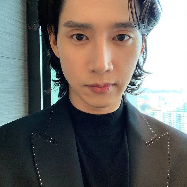 Actor Park Sung-hoon showed off his good looks even in his long hair.Park Sung-hoon posted a picture on his Instagram on March 18 with an emoticon.In the photo, Park Sung-hoon stares at the camera in a suit; Park Sung-hoon thrills fans with a sleek jawline and charming eyes.The netizens who saw this responded such as It is so cool and It is so good that long hair is so good.Park Sung-hoon made his debut in 2008 with the film Ssanghwa branch.He has since appeared in films such as Jeonwoochi, Gonjiam, Astronomy: Ask in the Sky, drama Kwon Ryong I Narsa, One Only My Side and Cycopath Diary.