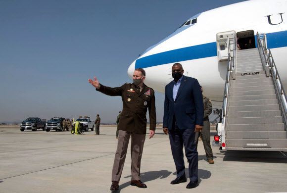 로이드 오스틴 미 국방부 장관이 17일 오전 경기도 평택시 오산공군기지를 통해 입국하고 있다. 주한미군 페이스북 제공.