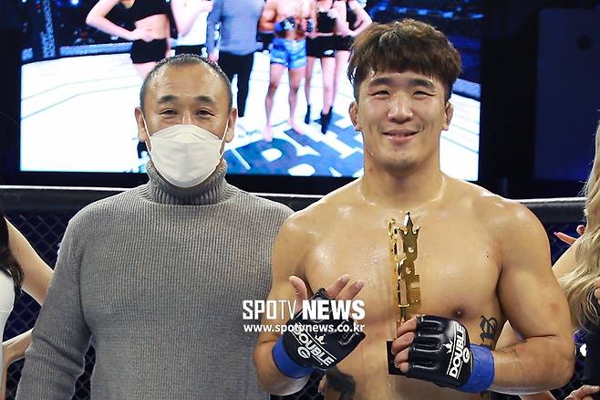 ▲ 안종기(오른쪽)는 '글러브 터치'를 하지 않겠다고 했다.