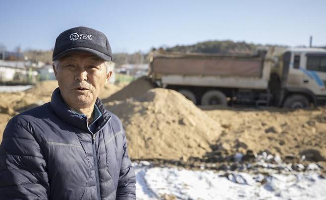 인삼밭 객토 현장의 농민 [사진/성연재 기자]