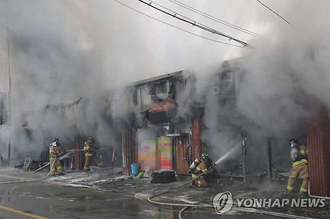 화재 진압 현장 화재 진압하는 소방관들 [충남 소방본부 제공]