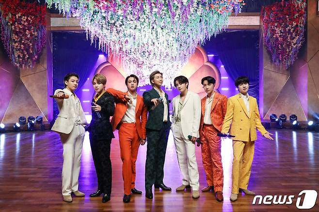 그룹 방탄소년단(BTS)이 15일(한국시간) 온라인으로 제63회 그래미 어워드(GRAMMY AWARDS)에서 작년 8월 발매한 디지털 싱글 'Dynamite'로 단독 공연을 펼치고 있다.(빅히트 엔터테인먼트 제공) 2021.3.15/뉴스1 © News1 김진환 기자