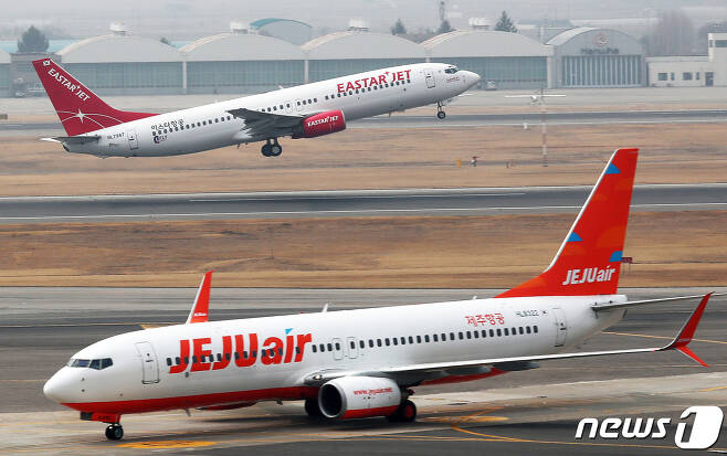 서울 강서구 김포공항 활주로에서 여객기들이 이륙하고 있다. 2019.3.12/뉴스1 © News1 이재명 기자