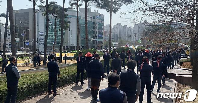 한국노총 전국건설노조는 19일 원주시청 앞에서 집회를 열고, 민주노총 폭력행위 및 원주시청 규탄 결의대회를 개최했다. (독자 제공) © 뉴스1