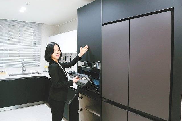 한샘 인테리어 전문가 RD가 한샘 리하우스 스마트패키지를 안내하고 있다.