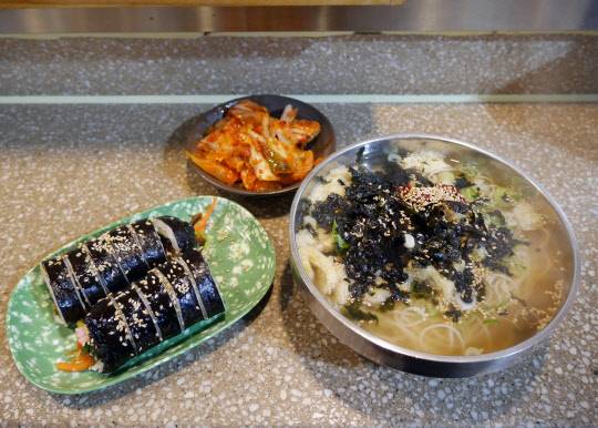 연서시장의 명물 연신내김밥과 옥이네김밥은휴일 아침이면 등산객들이 줄을 선다.