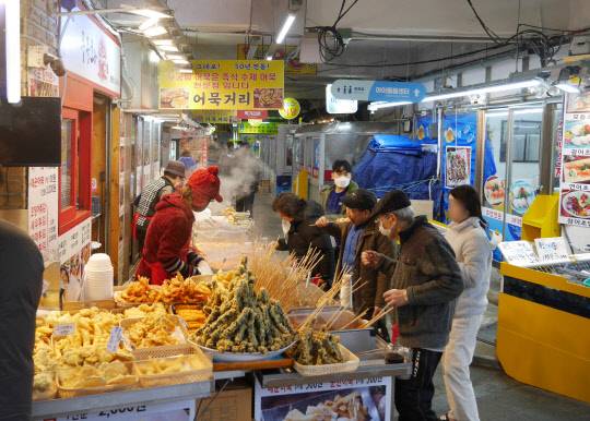 연서시장의 명물 연신내김밥과 옥이네김밥은휴일 아침이면 등산객들이 줄을 선다.