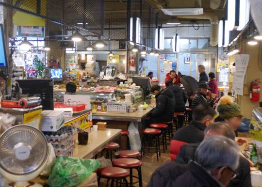 바 형태의 가게가 모여 있는 연서시장 중앙 먹자골목에는 다양한 음식을 저렴한 가격에 맛볼 수 있다.