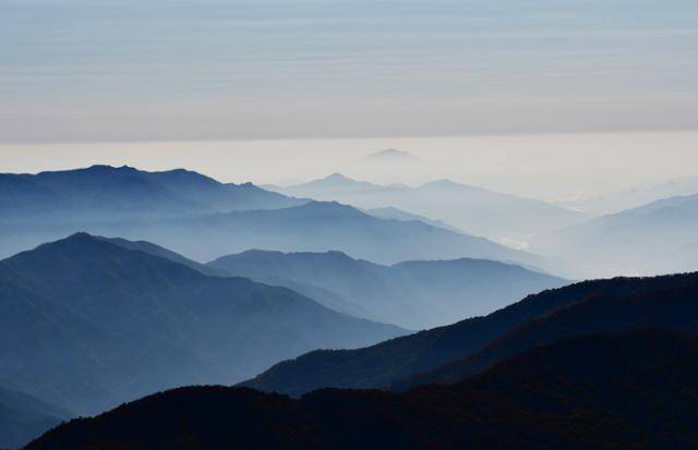 지리산 노고단에 오르면 섬진강과 주변의 우람한 산줄기가 겹겹이 펼쳐진다. 볼수록 장엄한 풍광이다. ⓒ박준규