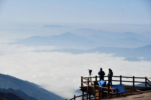 노고단 운해는 언제 봐도 감동이다. 겹겹이 펼쳐지는 산줄기 사이에 구름 바다를 이루고 있다. ⓒ박준규