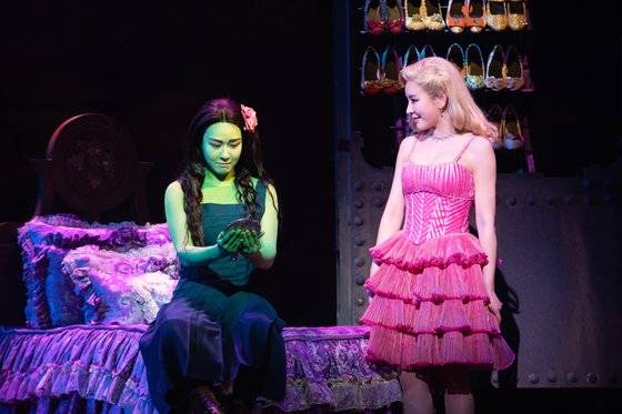 뮤지컬 '위키드'의 두 주인공 엘파바(왼쪽, 옥주현 배우)와 글린다(정선아 배우). [사진 클립서비스]