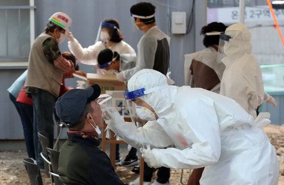 지난 15일 부산시는 부산 동래구 온천2 재개발지역에서 외국인 고용 건설현장 이동 임시선별검사소를 설치 운영에 들어갔다. 외국인 건설노동자들이 코로나19 검사를 받고 있다. 송봉근 기자.