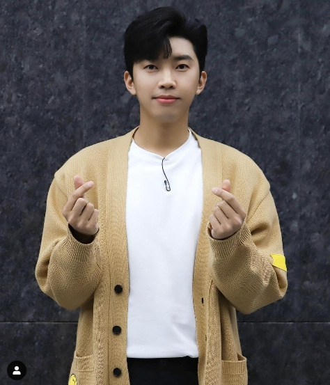 Singer Lim Young-woong has oozed charm with Hand heartThe New Era project was announced on the Instagram on the 19th, Mr. Trot is over! The full-scale Mr. Trot confrontation. What if the team that won the final championship is curious?! And posted a picture.Lim Young-woong in the photo was stylish with a cardigan, especially with the Hand Heart of Love, which thrilled The Earrings of Madame de...On the other hand, Lim Young-woong is popular with his new song My Love like Starlight released on the 9th.It is a song that contains the love of the person who kept the side for a long time. It is a special song that Trot Legend Sulundo presented to Lim Young-woong.