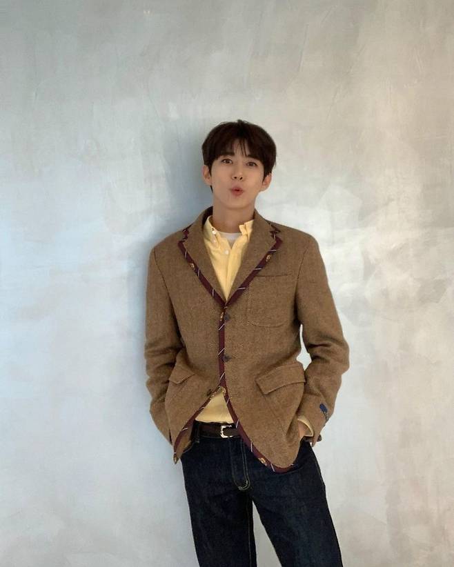 Broadcaster Hwang Kwanghee showed off his Down warmth from Idol.Hwang Kwanghee posted a picture on his Instagram on March 19.In the photo, Hwang Kwanghee is hanging out his mouth in a jacket; Hwang Kwanghee thrilled fans with his broad shoulders and handsome looks.The netizens who saw this responded such as Oh cute and It looks like a student in uniform. It is beautiful.Hwang Kwanghee made his debut as children of the group empire.The children of the empire to which Hwang Kwanghee belongs released Mazeltov, All Day, Aftereffects, Ghost of the Wind and Breathing.