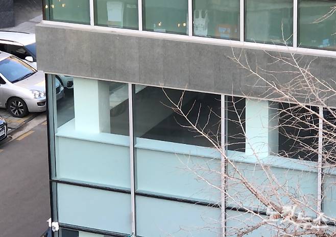 송파구청이 원상복구 됐다며 위반건축물에서 해제한 건물에 우드 패널이 시공된 모습. 김민수 기자