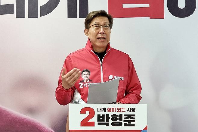 박형준 국민의힘 부산시장 후보가 19일 자신의 선거캠프에서 기자회견을 열고 엘시티·홍대 입시 청탁 등 각종 의혹에 대해 해명하고 반박했다. 송호재 기자