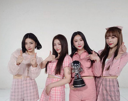 Brave Girls topped Mnet M Countdowndown on the 18th.Brave Girls said in the group official Instagram, M Countdown was also number one, he said. Thank you for giving us Brave Girls the first place today.Always full of energy thanks to you who always cheer me up and give me a lot of love. Do Rollin for the rest of the day. The group in the photo released together poses side by side with the M Countdowndown trophy.Brave Girls, who is writing a chart on the chart myth with Rolin, has won four Solo Day titles so far.