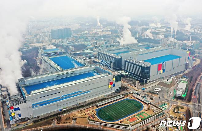 반도체 생산라인이 있는 경기도 화성의 삼성전자 화성캠퍼스 모습.(사진은 기사 내용과 무관함)/뉴스1 © News1