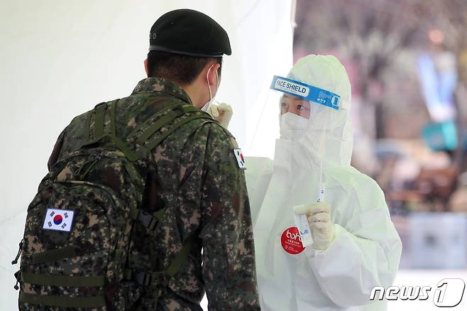 대구 중구 국채보상운동 기념공원에 마련된 임시선별검사소에서 군 장병이 신종 코로나바이러스 감염증(코로나19) 진단검사를 받고 있다. 2021.3.7/뉴스1 © News1 공정식 기자