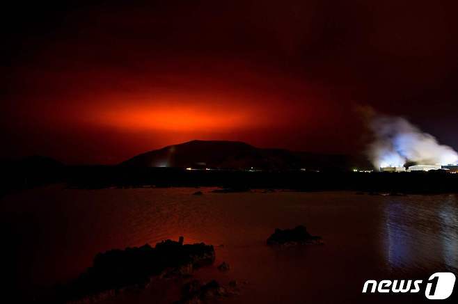 아이슬란드 레이캬네스 반도에서 19일 화산이 분출하고 있다. © AFP=뉴스1