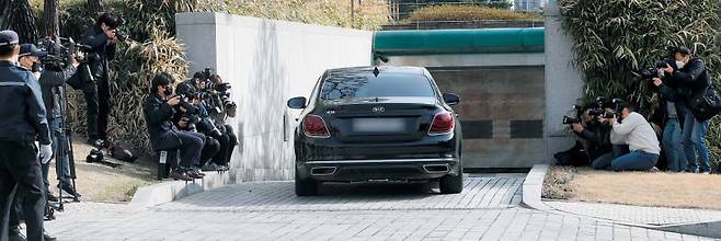 회의 참석하는 고검장 차량… 쏟아지는 플래시 - 19일 오전 서울 서초구 대검찰청 지하주차장으로 한 고검장 차량이 진입하고 있다. 이날 대검찰청에서는 ‘한명숙 전 국무총리 불법 정치자금 수수’ 사건 수사팀의 ‘위증 교사 의혹’ 재심의를 위한 대검 부장 및 전국 고검장 확대회의가 열렸다. /뉴시스