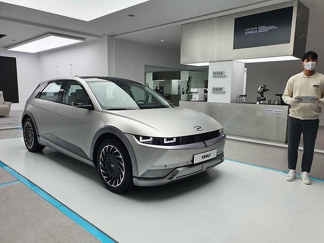 서울 용산구에 전시된 아이오닉5 실물 모습./류정 기자