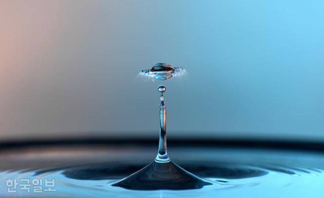 물방울의 충돌로 만들어진 '행성' 또는 '지구' 모양. 서재훈 기자