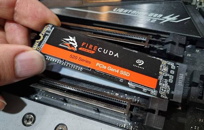 M.2 슬롯에 SSD를 장착하는 모습 (출처=IT동아)