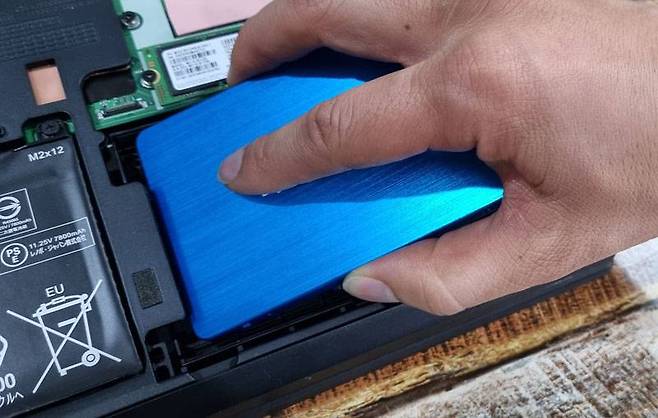 2.5 인치 SSD를 설치하는 모습 (출처=IT동아)