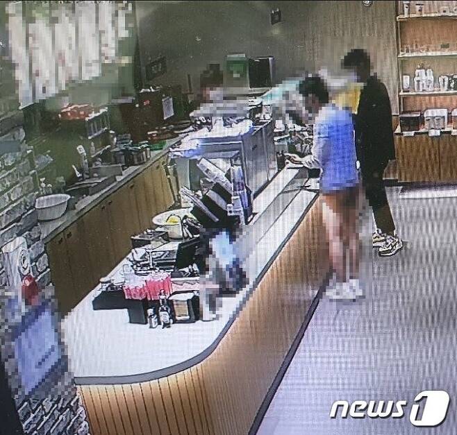 18일 부산 광안리 커피전문점에 나타난 남성 /사진=부산경찰청