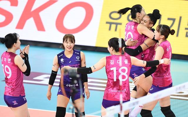 [서울=뉴시스] 흥국생명 선수단 환호.(사진=한국배구연맹 제공) *재판매 및 DB 금지