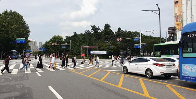 인천 미추홀구 관교동 터미널 사거리에 시속 50㎞ 속도 제한 안내판이 걸려 있다. 인천경찰청 제공