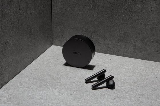 삼성물산 패션브랜드 준지는 음향·오디오 전문기업 크레신과 함께 무선 이어폰 '트위그(TWIG)'를 선보였다. 사진 삼성물산 패션부문