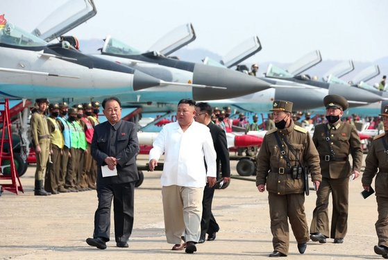 지난대 4월 김정은 북한 국무위원장이 서부지구 항공 및 반항공사단 관하 추격습격기연대를 시찰하고 있다. 북한 공군 보유한 전투기는 2~3세대가 대부분이며 4세대 전투기는 20여대 정도에 불과하다. [사진 연합뉴스]