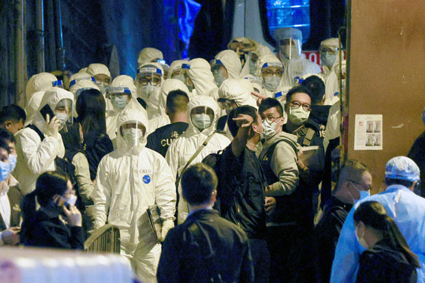15일(현지시간) 홍콩 방역당국 관계자들이 집단감염이 발생한 사잉이펀 지역에서 게릴라 봉쇄를 단행하며 주민들을 상대로 전수 검사를 벌이고 있다./사진=로이터 연합뉴스