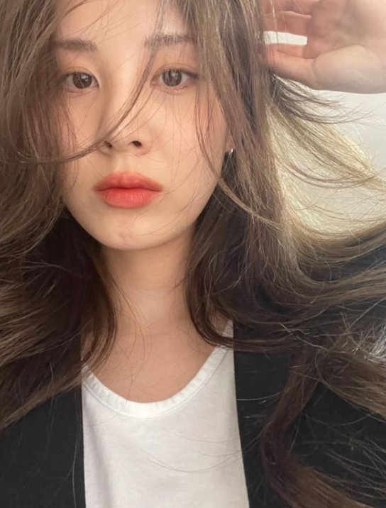 Singer and actor Seohyun delivered a greeting Monday.Seohyun posted two photos on his SNS on the 22nd, along with an article entitled Have a wonderful day:).In the open photo, Seohyun is naturally tangled with his hair. He is styling with a light toilet and simple costume, creating a clean atmosphere.Meanwhile, Seohyun confirmed her appearance in the Netflix film Moralsense (Gase).Based on the popular webtoon of the same name, Moral Sense is a film about a different romance between a man with a special taste and a woman who accidentally learned his secret.Seohyun plays Jung Ji-woo, who leads a close romance in the play, and matches romance with Lee JunYoung (played by Jung Ji-hoo).