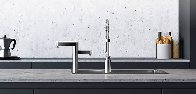 LG전자 퓨리케어 듀얼 정수기. 두 수전 중 좌측에 있는 게 출수부다. 출처=LG전자