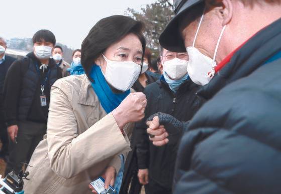 더불어민주당 박영선 서울시장 후보가 21일 거리에서 시민을 만나 지지를 호소했다. 오종택 기자